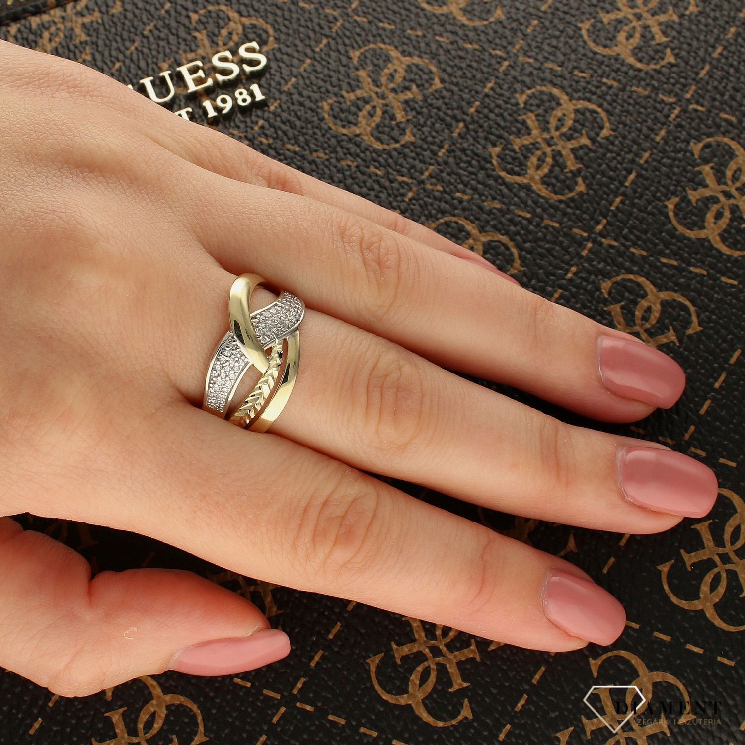 Złoty pierścionek szeroki przeplatany z cyrkonią PI 4497 (1).jpg